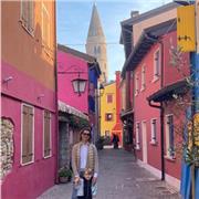 Insegnante con certificazione ufficiale DELE Instituto Cervantes de Madrid livello C2 offresi per lezioni e conversazione